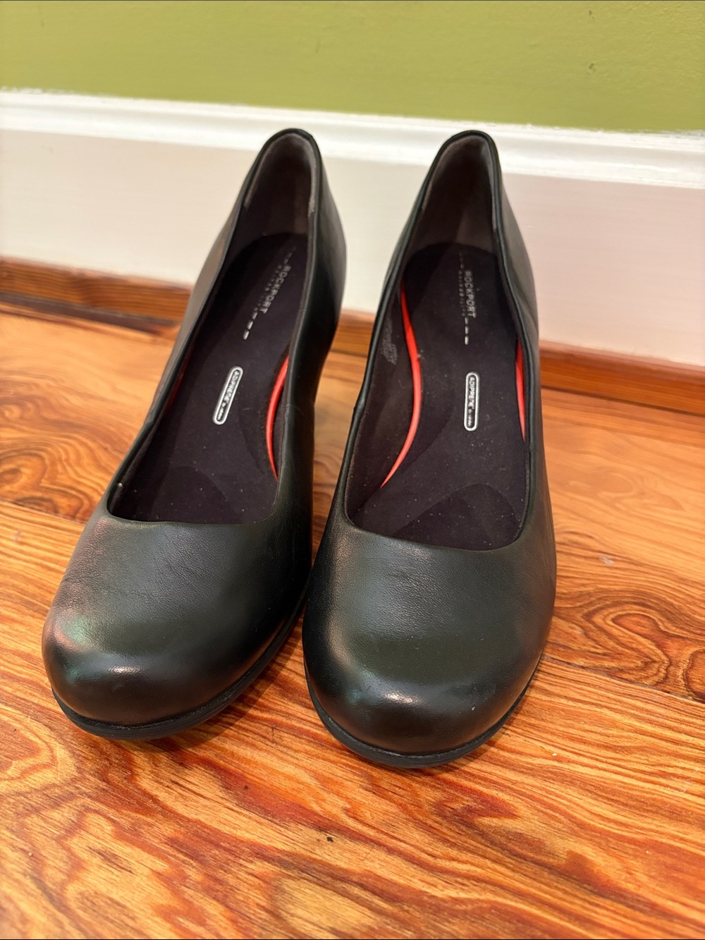 Rockport Black Leather Round-Toe Heels